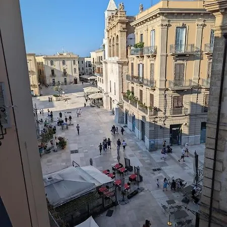 A Balcon On The Plaza בארי
